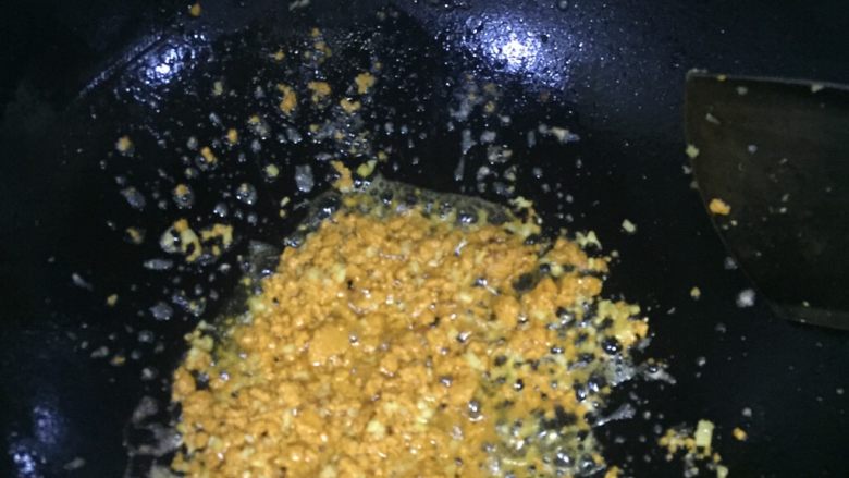 海胆黄炒饭,海胆黄入油锅多炒一下,炒干