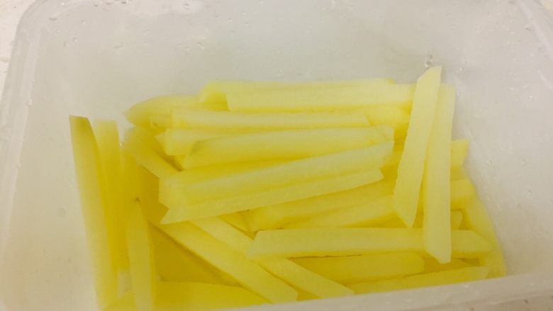 自制奶香炸薯条,从冰箱取出,薯条变硬