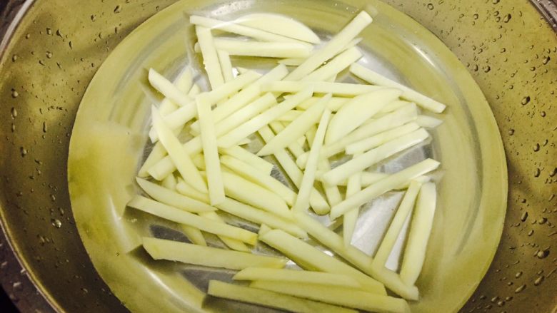 自制奶香炸薯条,第二次换水,水就变清了