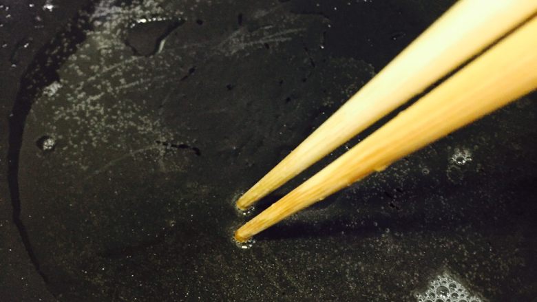 自制奶香炸薯条,锅中放油,筷子起泡的油温为宜