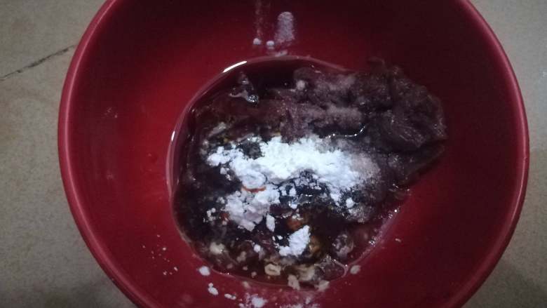 牛肉滑片盖饭,牛肉加入所有腌制料,抓匀腌制入味