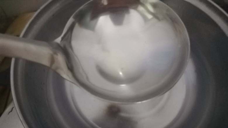 牛肉滑片盖饭,汤勺加入食用油,并均匀摊开形成油膜,这个是不沾的关键