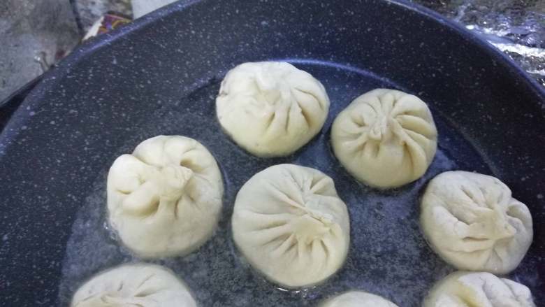 小锅生煎,平底锅内倒油,将生煎放入,先煎至底部金黄。