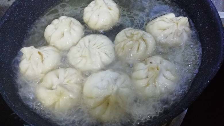 小锅生煎,加入冷水,约半锅的量,加盖。