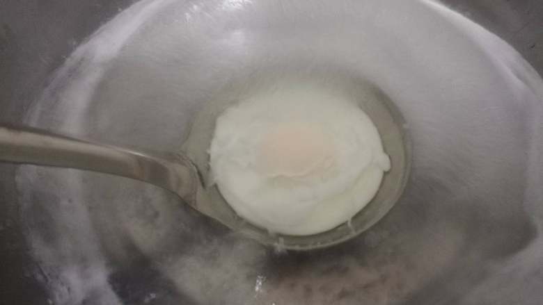 牛肉滑片盖饭,想吃糖心蛋的话,在看到蛋黄表面变色再煮1分钟即可;想吃全熟的就煮久一点