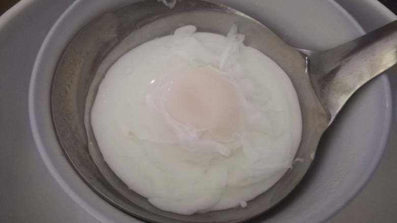 牛肉滑片盖饭,煮好的溏心蛋先放一边,可以加点热水进行保温