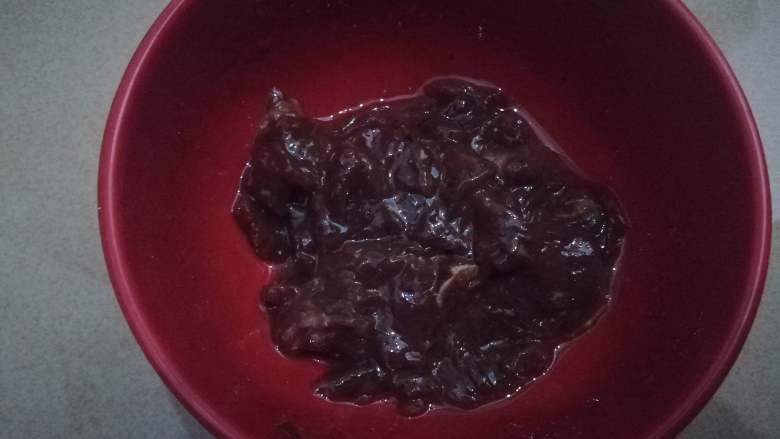 牛肉滑片盖饭,基本煮好鸡蛋后牛肉也差不多入味好了,接下来就是嫩滑牛肉片的制作