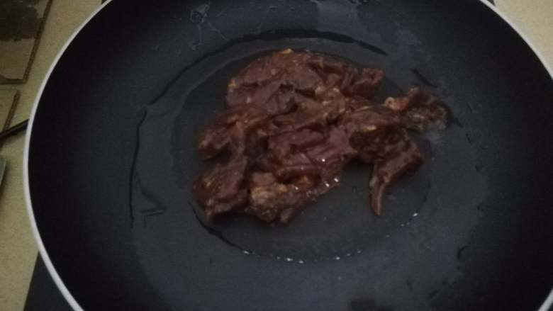 牛肉滑片盖饭,热锅热油,将腌制好的牛肉片倒入,快速翻炒