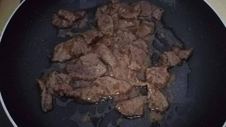 牛肉滑片盖饭,表面断生即可,牛肉夹出放一旁备用
