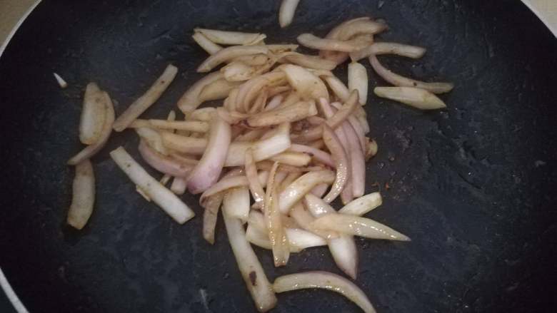 牛肉滑片盖饭,洋葱炒到半透明状态,这时会开始释放甜味