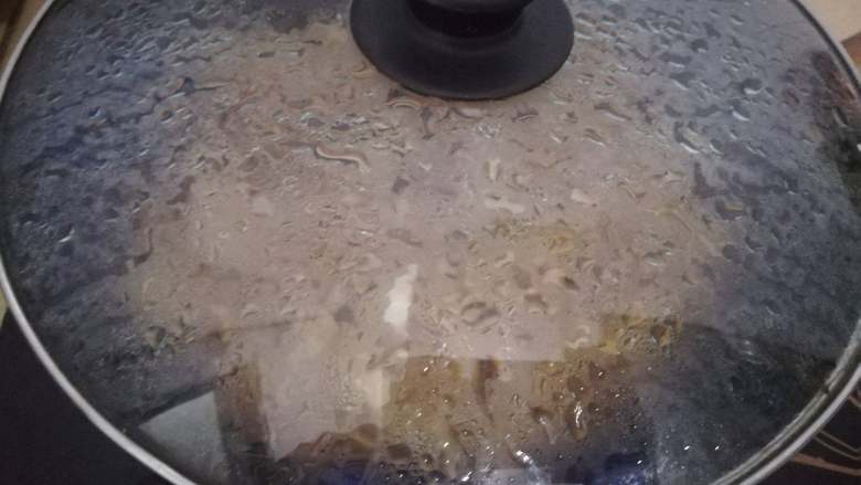 牛肉滑片盖饭,接着加入一点水,盖上锅盖中火焖煮1min
