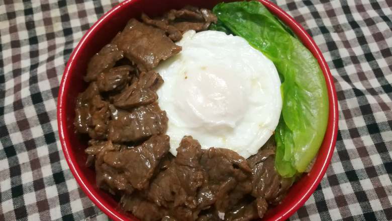 牛肉滑片盖饭,将溏心蛋放在中间,放上生菜,牛肉片铺叠盖好即可享用