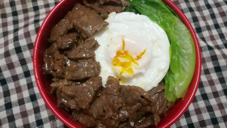牛肉滑片盖饭,因为吃不习惯太生的鸡蛋,所以煮得熟一点无法呈现爆浆的效果╮(╯▽╰)╭