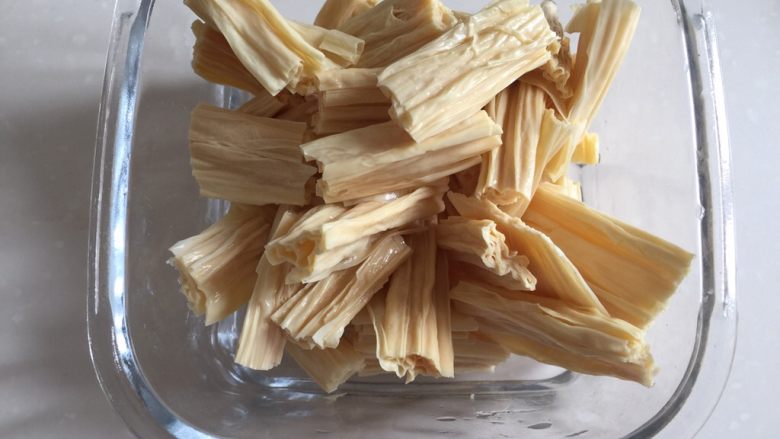干烧腐竹,腐竹提前泡发,沥干水分切段