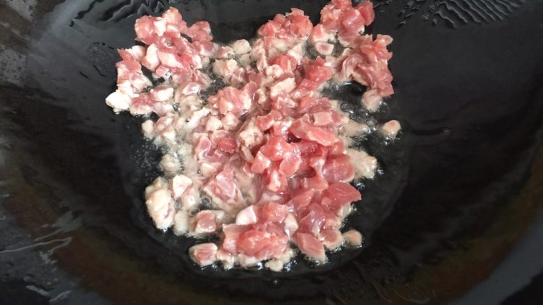干烧腐竹,锅内放油烧热,放入肉丁翻炒片刻