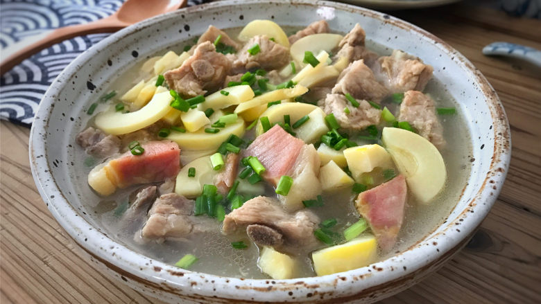 腌笃鲜,口味咸鲜,汤白汁浓,肉质酥肥,笋清香脆嫩,鲜味浓厚。