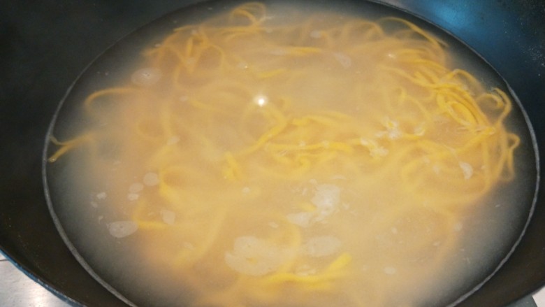 鸡蛋番茄南瓜面,煮开后加入冷水,在开捞出来。