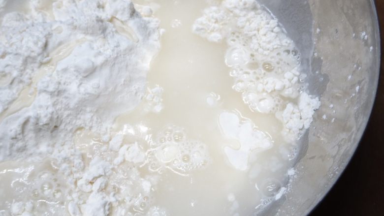 拿坡里起司巧克力炸披薩(2個),可先用湯匙在攪拌盆中將麵粉和水攪拌到水和麵粉已經融合初步成團後再取出用手揉製,即可避免麵粉沾手(想像湯匙在攪拌盆中攪動,就像攪拌機一樣;不要急,等不黏手了再取出即可)