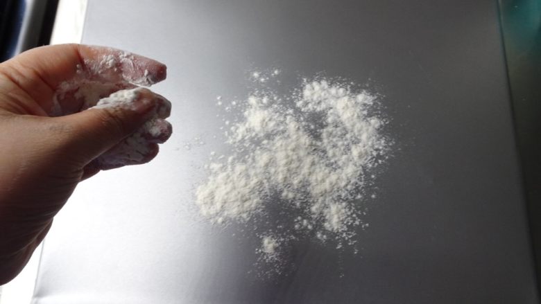 拿坡里起司巧克力炸披薩(2個),撒一些手粉(麵粉)在揉麵板上
