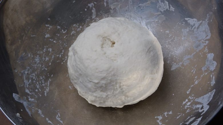 拿坡里起司巧克力炸披薩(2個),將麵糰取出,觀察確認狀態為表面光滑、不黏手、略有彈性。確認完成後,簡單整成圓形放在盤中