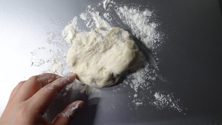 拿坡里起司巧克力炸披薩(2個),用手指輕輕施壓,或輕輕拉扯麵糰的方式,把麵團延展開來成為約15cmx40cm(微微厚)的長型餅皮。
餅皮炸好後期望會有鬆軟、有空氣和彈性的口感;因此在展開餅皮的過程不要太大力把麵皮壓實了,如果壓太用力,局部會變成像蔥油餅那樣硬硬的質感。