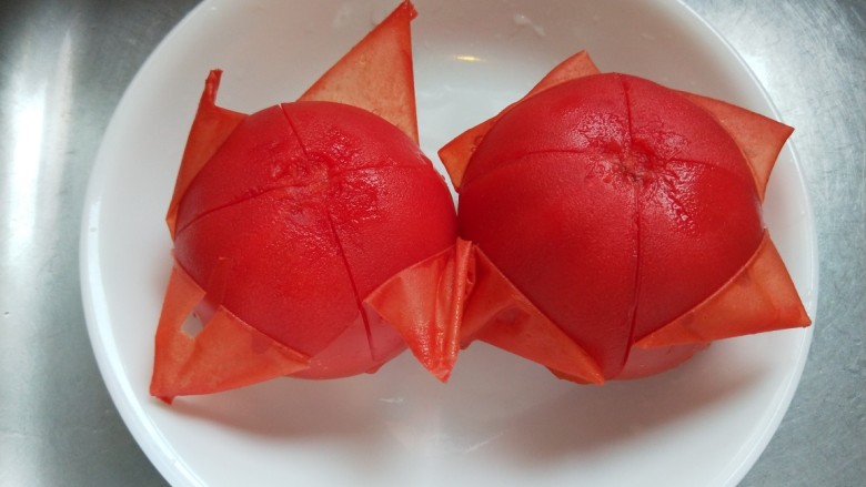鸡蛋番茄南瓜面,<a style='color:red;display:inline-block;' href='/shicai/ 59'>番茄</a>两个用开水烧皮,包开皮在切成小块。