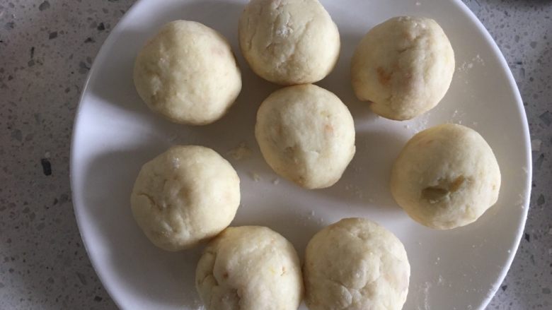 面包芝士土豆小饼,搓圆,压扁
