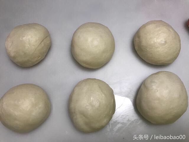 奶酪蛋白吐司,均分六分,滚圆,注意不要排气。