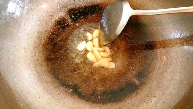 地三鲜,锅内剩一点油,放入蒜瓣,炒香。