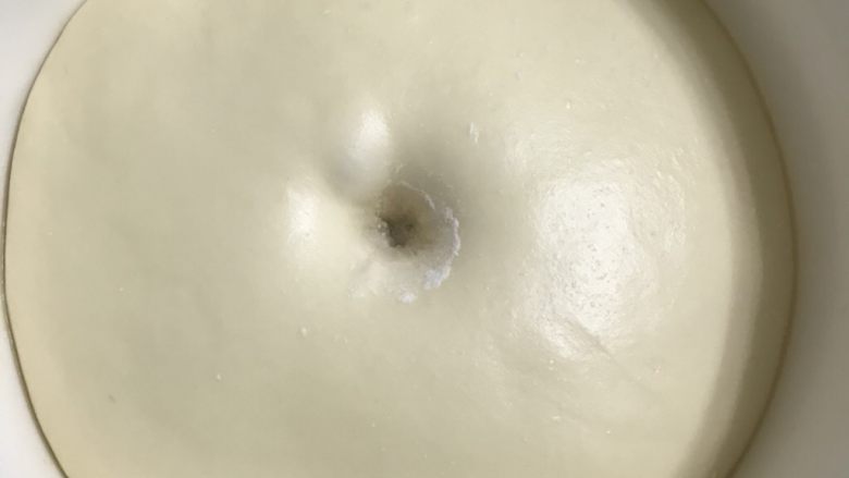 超香奶油卷,送进发酵箱温度在28度发酵两倍大用手指粘面粉戳洞洞口不回缩为好