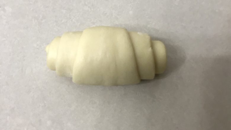 超香奶油卷,从宽的一头自然卷起