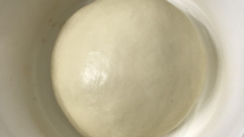 超香奶油卷,拿出来整圆放在发酵盒里
