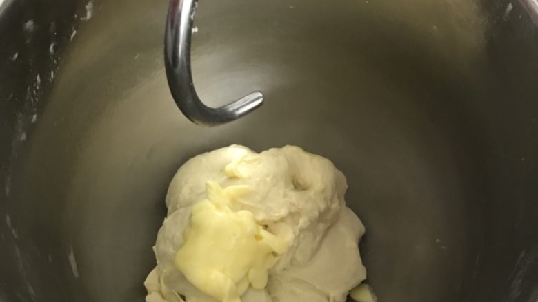超香奶油卷,加入软化好的黄油