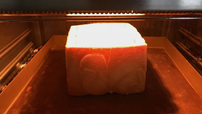 面包诱惑~你喜欢吗?,入预热烤箱160度烤10分钟,火力时间根据自己烤箱,烤到香味飘出,上色漂亮就好了。