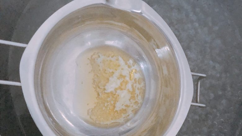 面包诱惑~你喜欢吗?,黄油隔水加热融化,加入蜂蜜搅拌均匀备用。