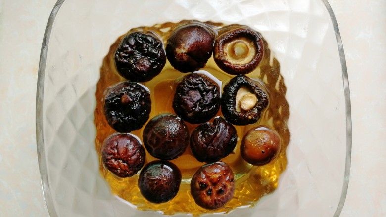 糯米烧麦(饺子皮版),<a style='color:red;display:inline-block;' href='/shicai/ 230'>香菇</a>泡软