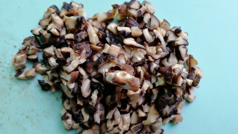 糯米烧麦(饺子皮版),泡好的香菇切丁