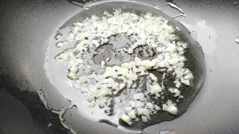 糯米烧麦(饺子皮版),放入蒜蓉,煎出香味