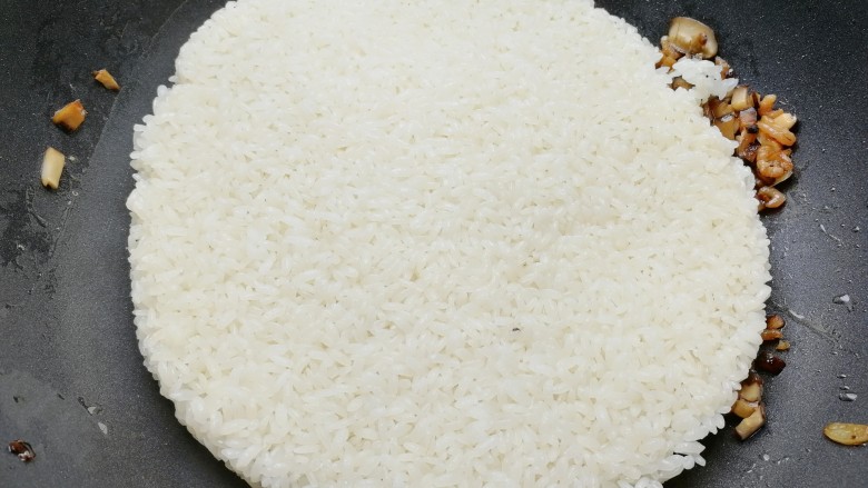 糯米烧麦(饺子皮版),放入蒸好的糯米,炒散