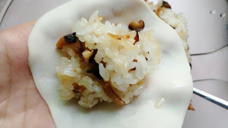 糯米烧麦(饺子皮版),放入糯米馅
