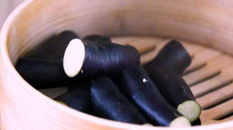 茄子这样做简单,味道鲜美,一看就懂!,将茄子放入蒸锅,蒸5分钟