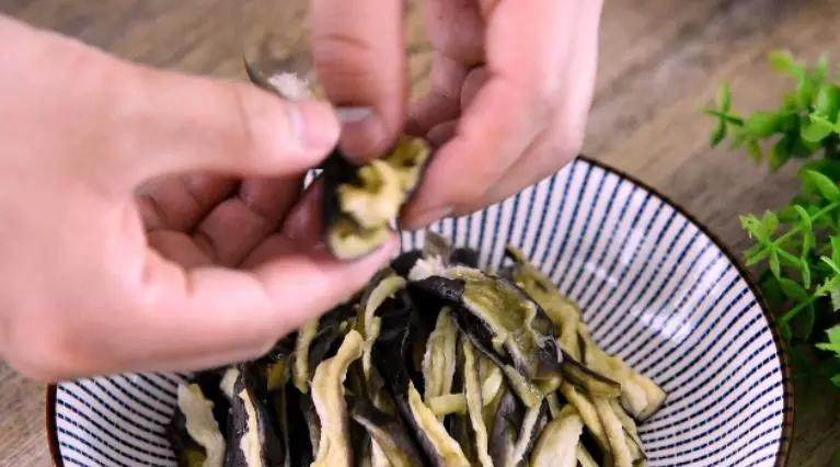 茄子这样做简单,味道鲜美,一看就懂!,将蒸好的茄子放凉,撕成条备用