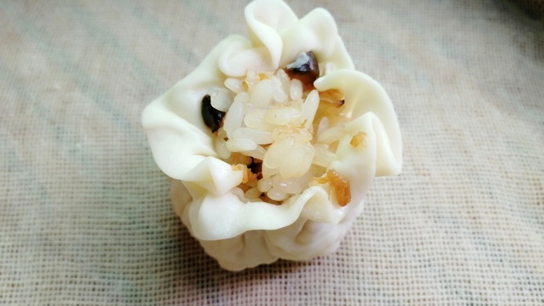 糯米烧麦(饺子皮版),用手的虎口收口,然后整理一下,看起来好看一点
