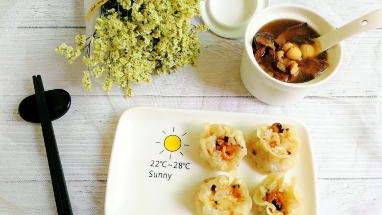 糯米烧麦(饺子皮版),配上刚煲的木棉花祛湿汤~广东的夏天少不了的汤~美美的一餐