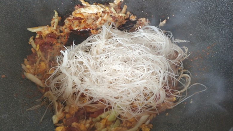炒米粉,加入米粉