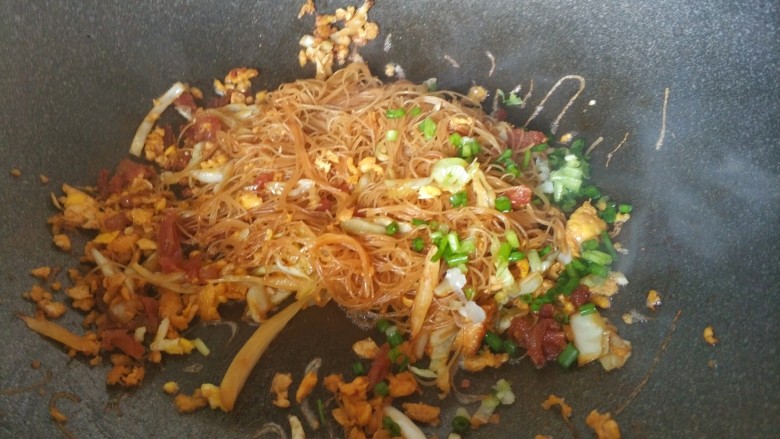 炒米粉,最后加入葱花