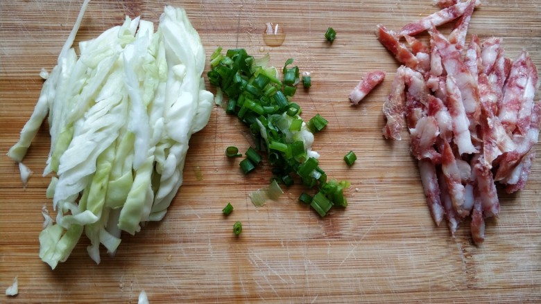 炒米粉,材料切开备用