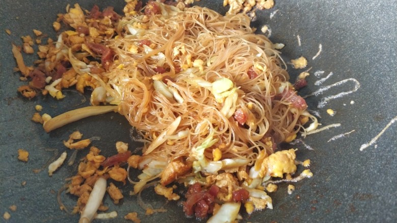 炒米粉,倒入<a style='color:red;display:inline-block;' href='/shicai/ 788'>生抽</a>,翻炒均匀