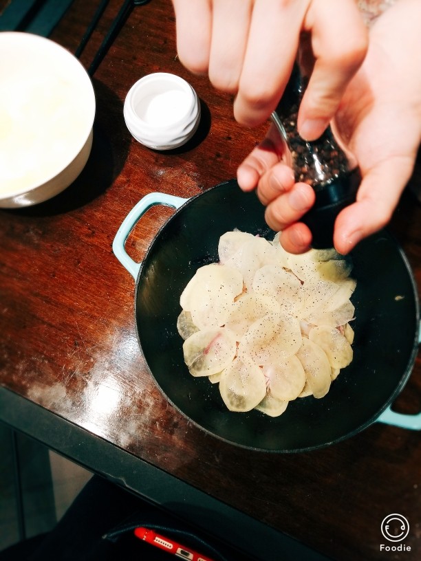 意大利千层土豆饼,撒一层黑胡椒粉