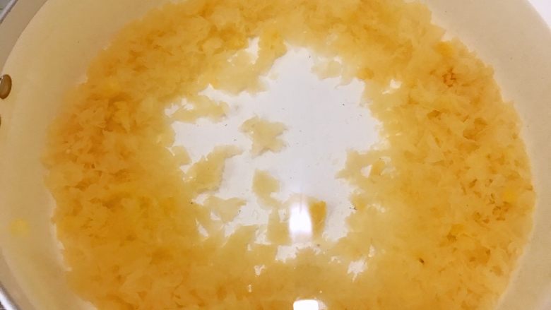 养颜羹,雪耳放入炖锅里,一次性加入足够的水